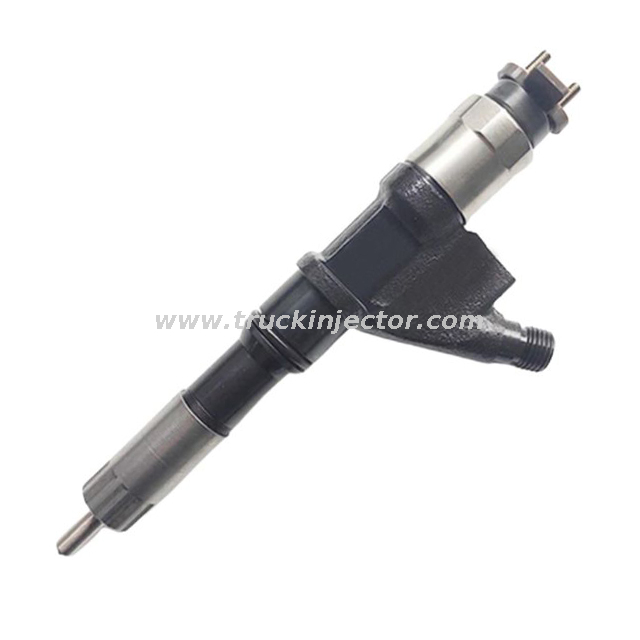 Fuel Injection System Hot Genuine Diesel Engine Parts Sinotruck Howo Denso Fuel Injector 095000-6700 Nozzle for Sale