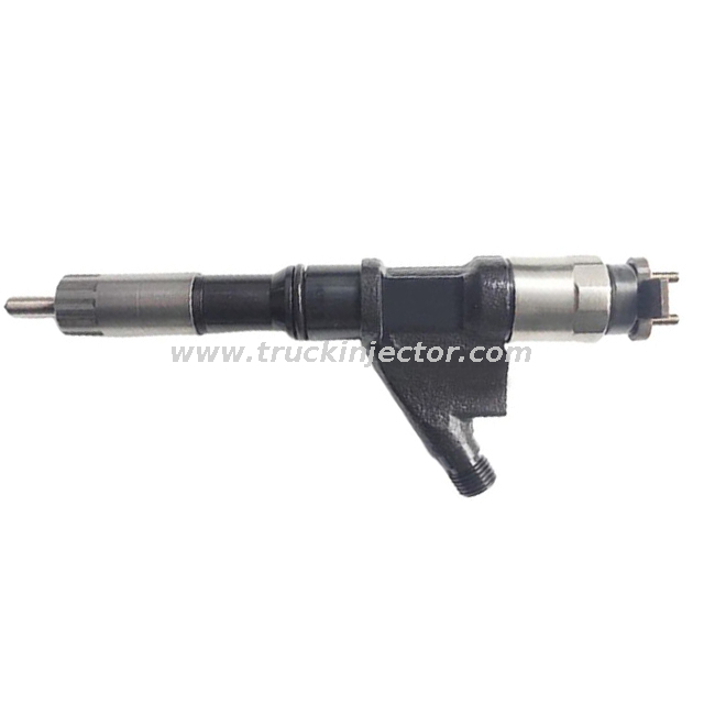 Fuel Injection System Hot Genuine Diesel Engine Parts Sinotruck Howo Denso Fuel Injector 095000-6700 Nozzle for Sale