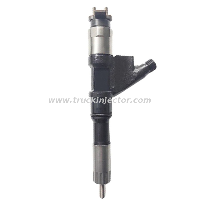 Fuel Injection System Hot Genuine Diesel Engine Parts Sinotruck Howo Denso Fuel Injector 095000-6700 Nozzle for Sale