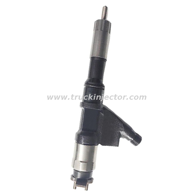 Fuel Injection System Hot Genuine Diesel Engine Parts Sinotruck Howo Denso Fuel Injector 095000-6700 Nozzle for Sale