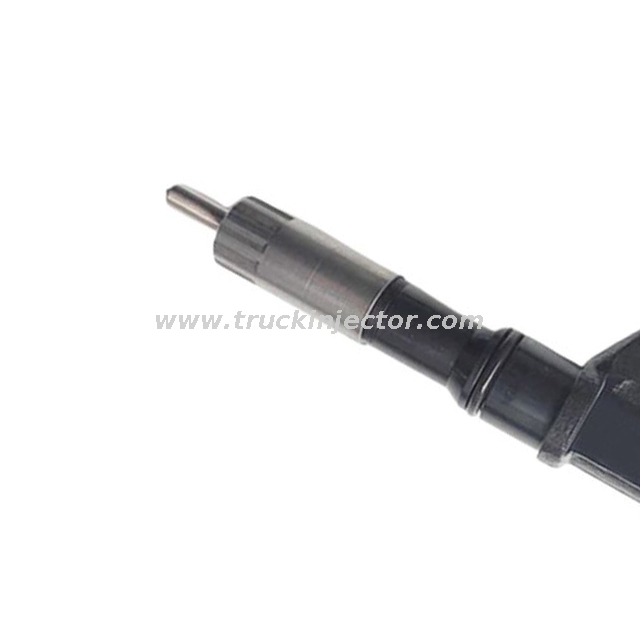 Fuel Injection System Hot Genuine Diesel Engine Parts Sinotruck Howo Denso Fuel Injector 095000-6700 Nozzle for Sale